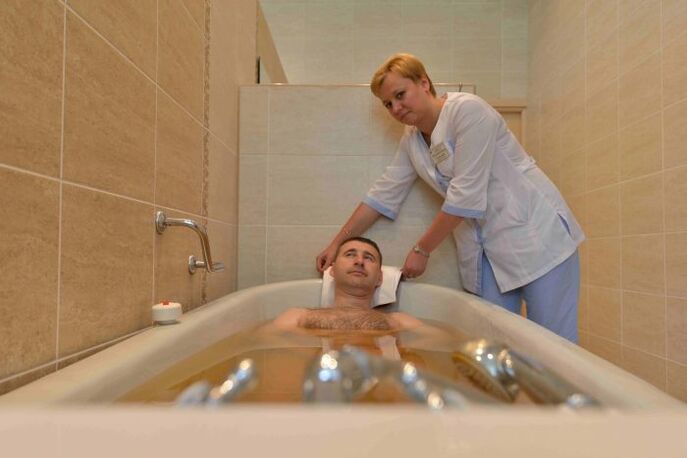 kąpiel iglasta przez mężczyznę w leczeniu zapalenia gruczołu krokowego